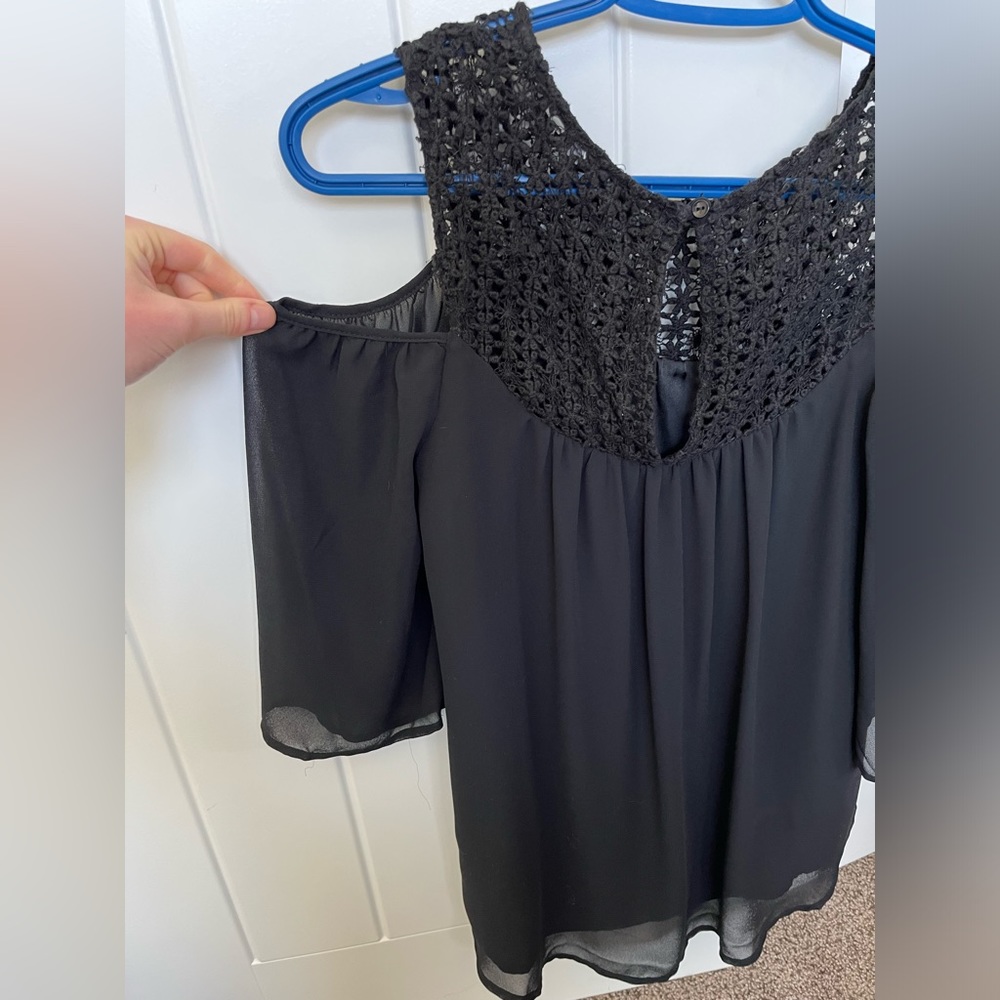 Dex open shoulder flowy blouse S